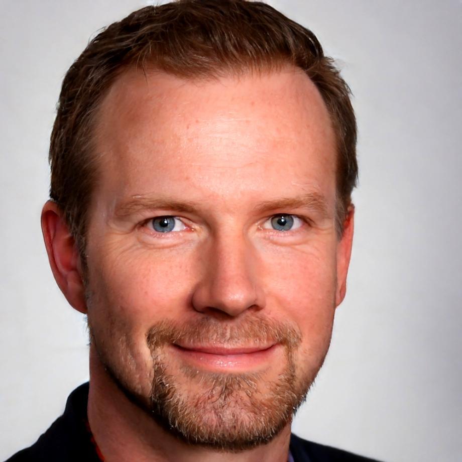 Professional business analyst with expertise in financial data interpretation and business performance evaluation